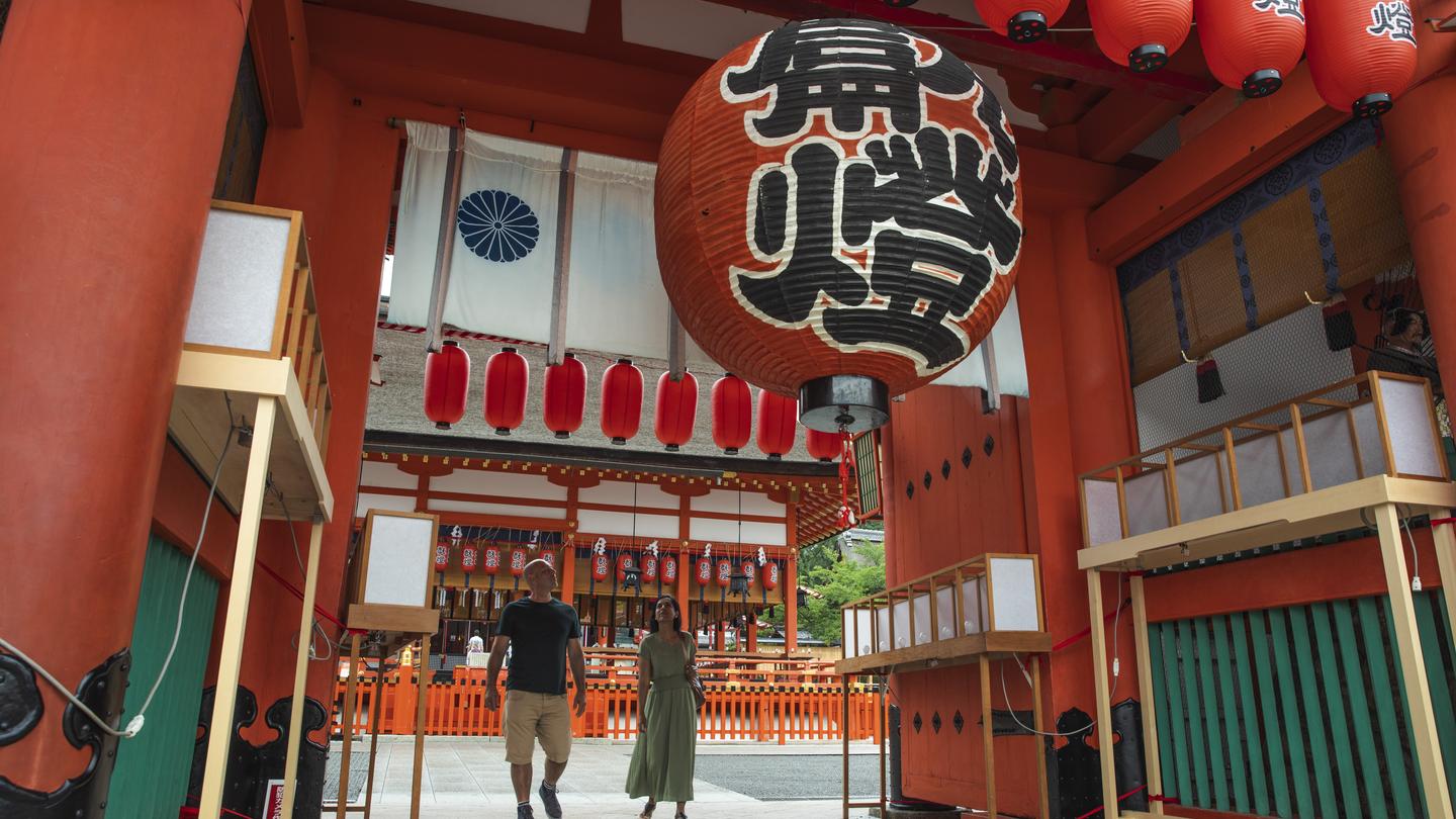 itinerary_lg_Japan_Kyoto_Fushimi_Inari_Shrine_Red_Lanterns_Travellers_-_Oana_Dragan_2019__A2A6910_Lg_RGB